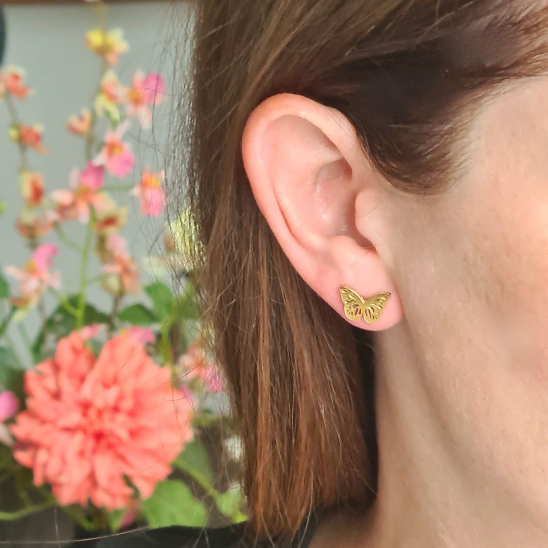 Goudkleurige vlinder oorbellen van nikkelvrij stainless steel met subtiel uitgesneden design