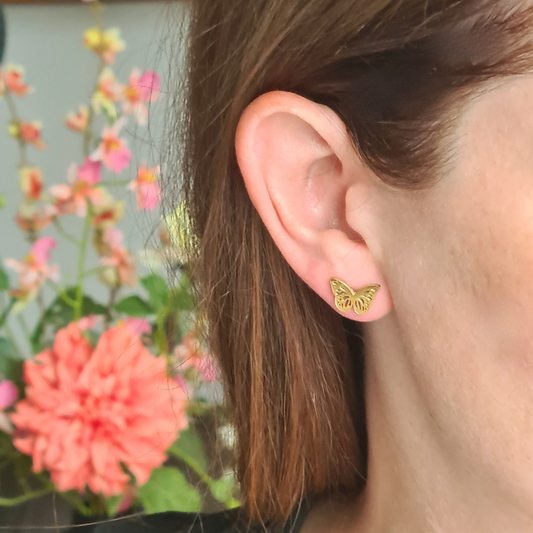 Goudkleurige vlinder oorbellen van nikkelvrij stainless steel met subtiel uitgesneden design