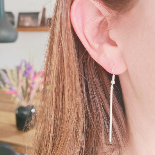 Lange zilverkleurige oorhanger