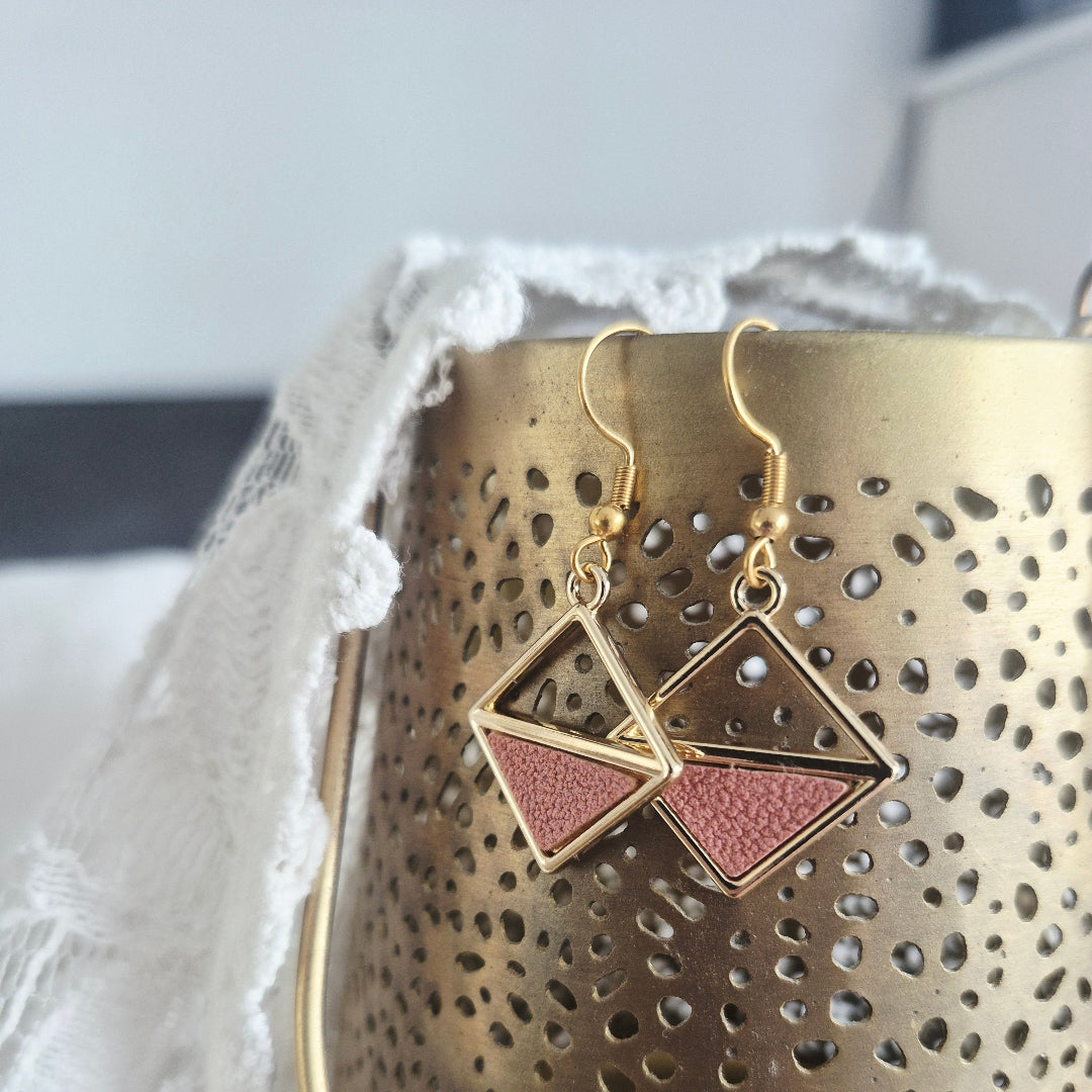 Geometrische driehoek oorbellen goudkleurig met oudroze invulling stainless steel haakje