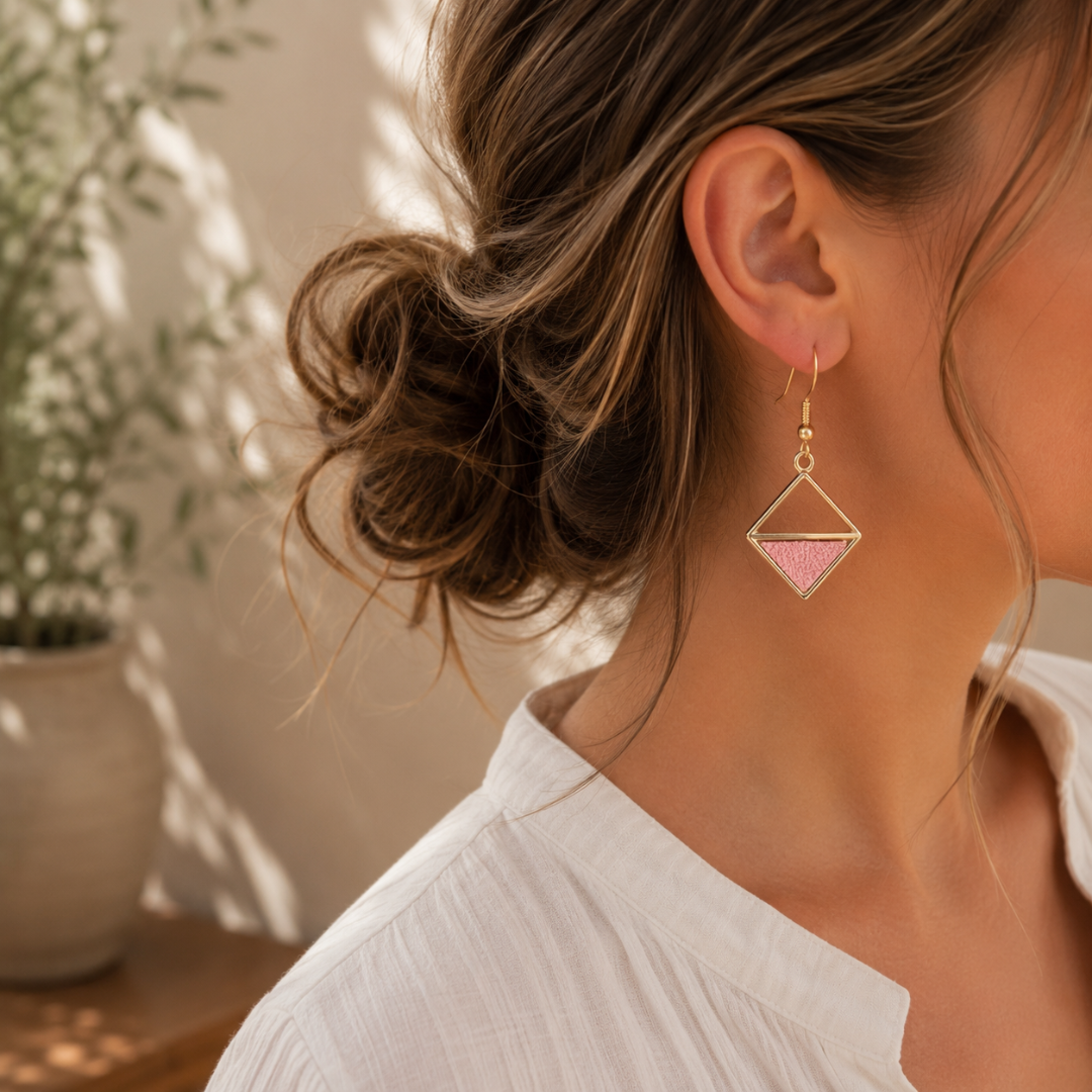 Geometrische driehoek oorbellen goudkleurig met roze invulling stainless steel haakje