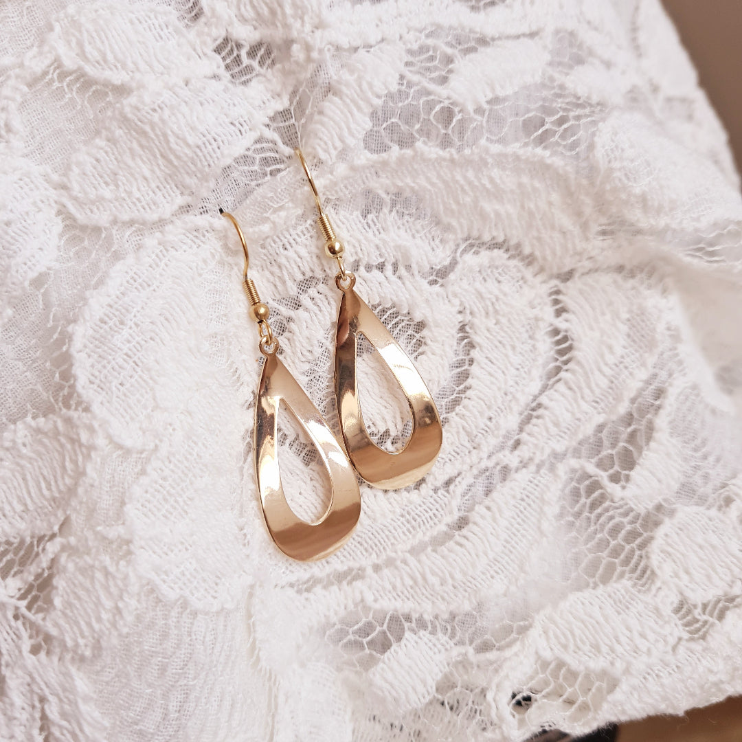 Elegante gouden oorbellen met metalen hanger en haaksluiting