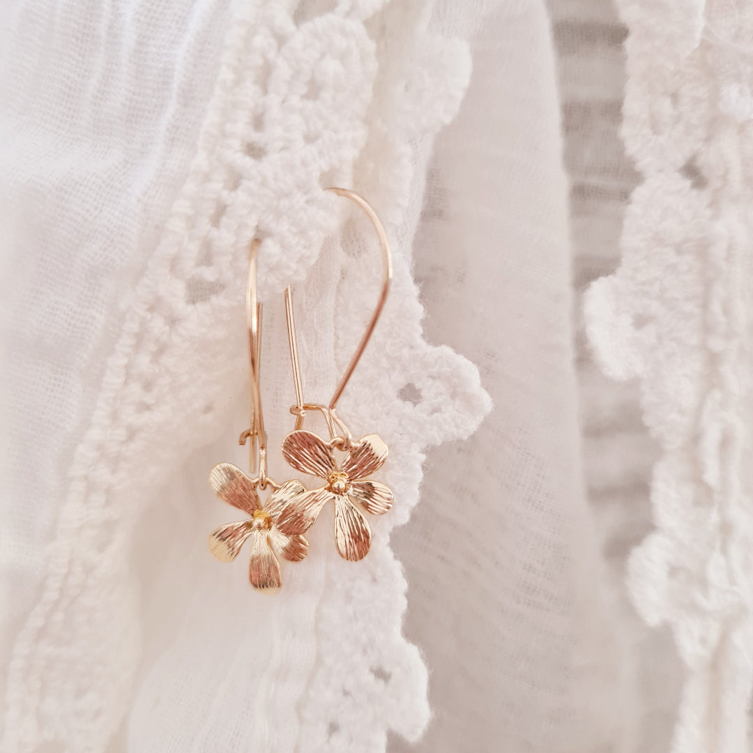 Gouden lange oorbellen met bloem hanger 3,5 cm, stijlvolle lichtgewicht oorbellen nikkelvrij