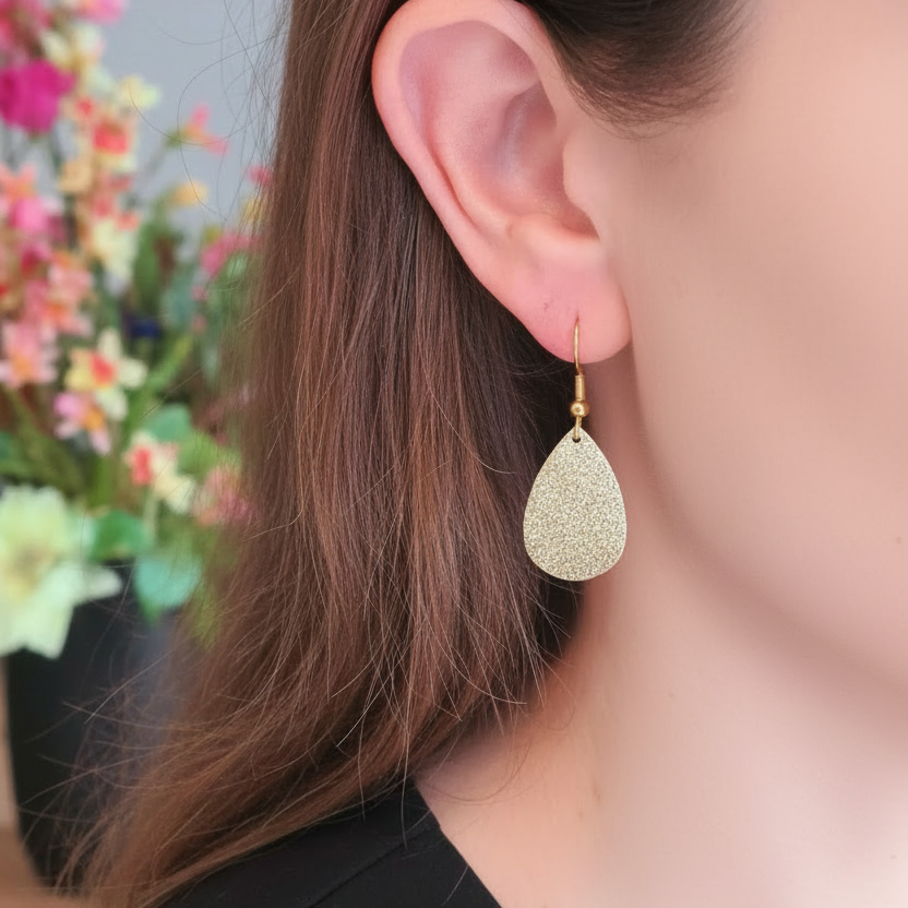 Gouden druppel oorbellen gedragen, elegante feestelijke oorbellen voor elke gelegenheid