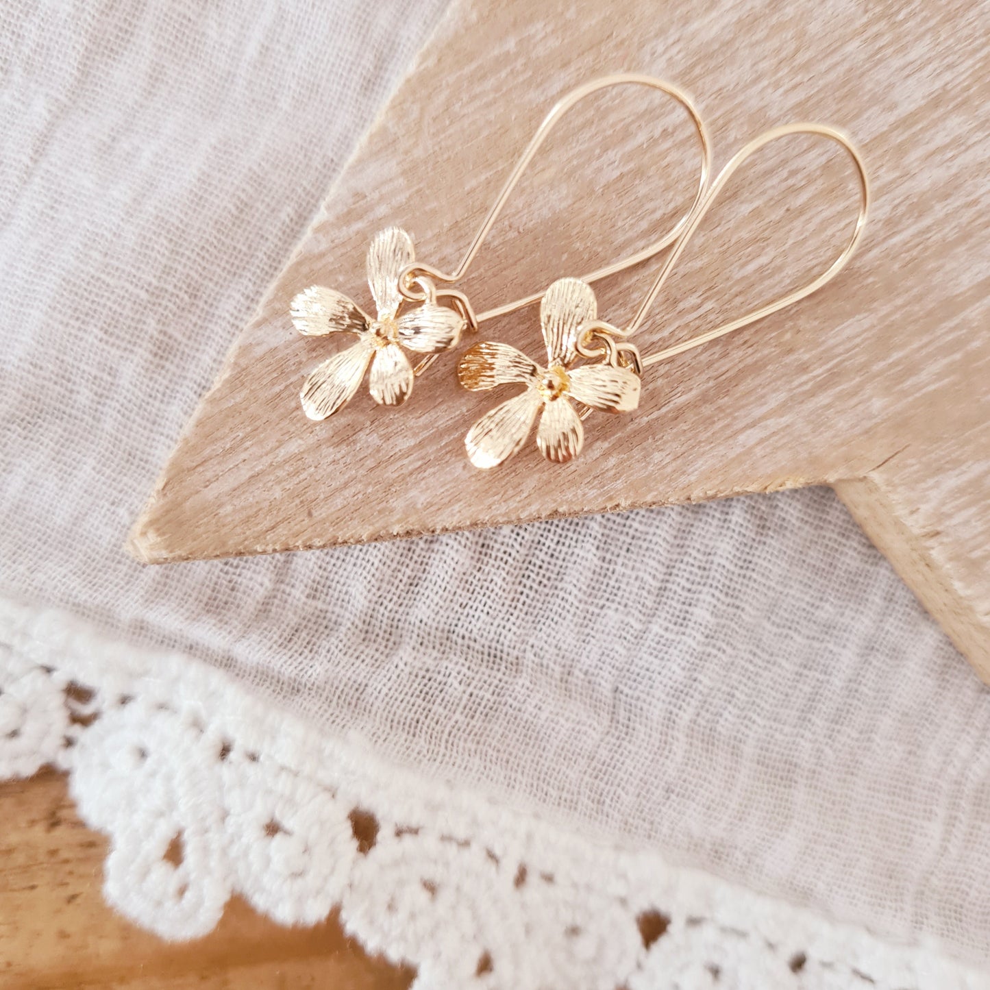 Gouden lange oorbellen met elegante bloem hanger, lichtgewicht metalen oorbellen met glanzende afwerking