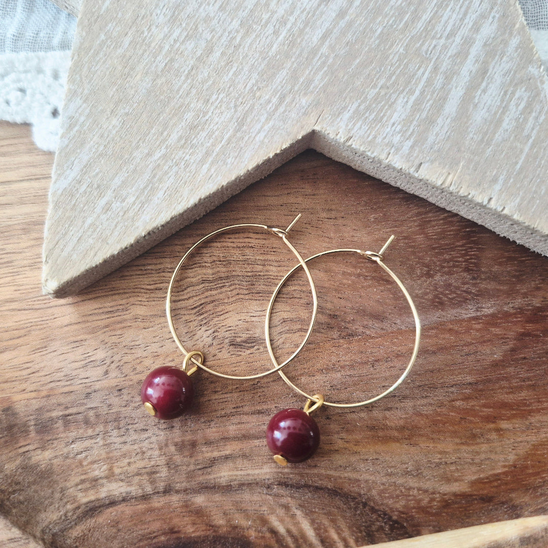 Goudkleurige ringen bordeaux rode kraal stainless steel nikkelvrij