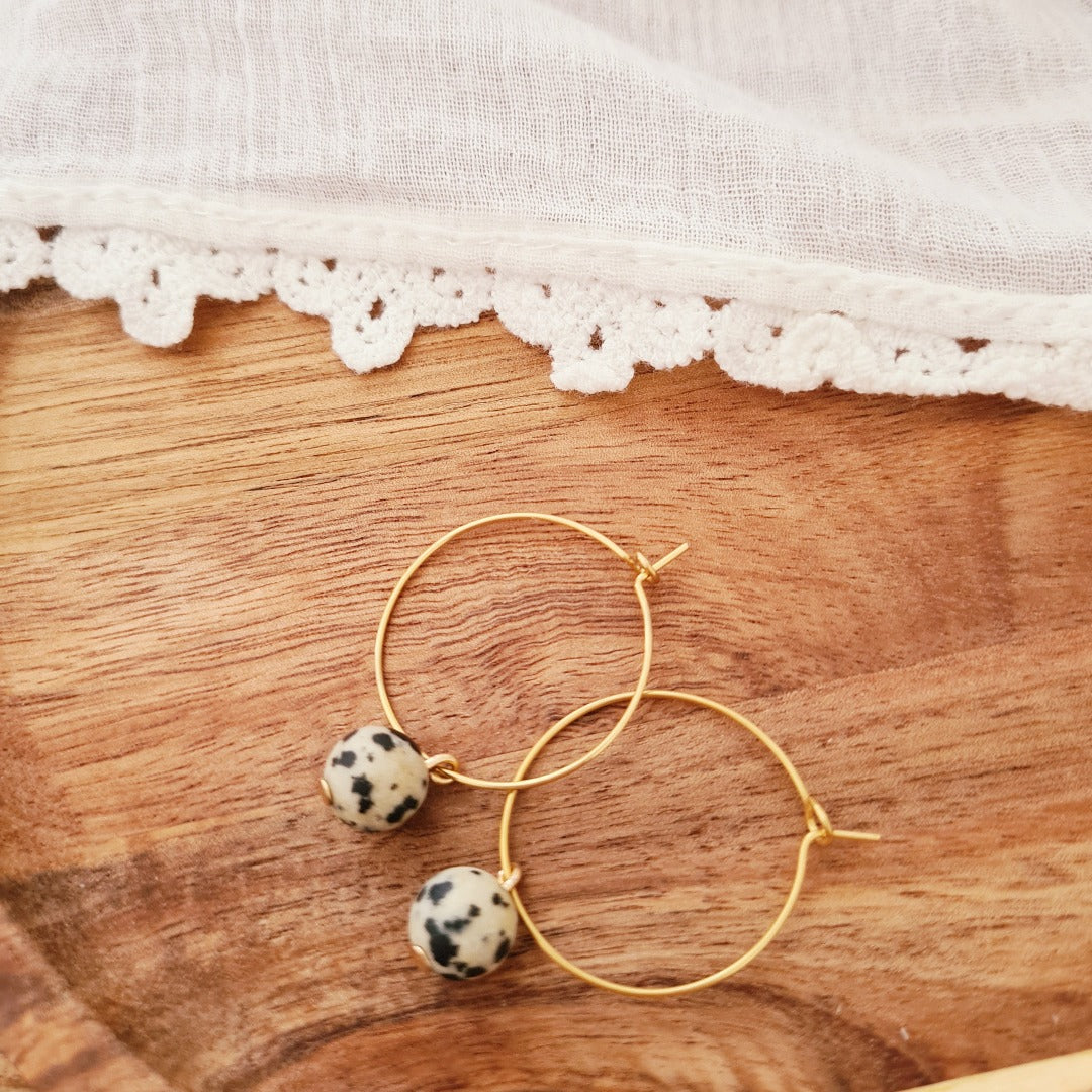 Gouden ringetjes met Dalmatian Jaspis edelsteen, stainless steel ringetjes met natuursteen hanger