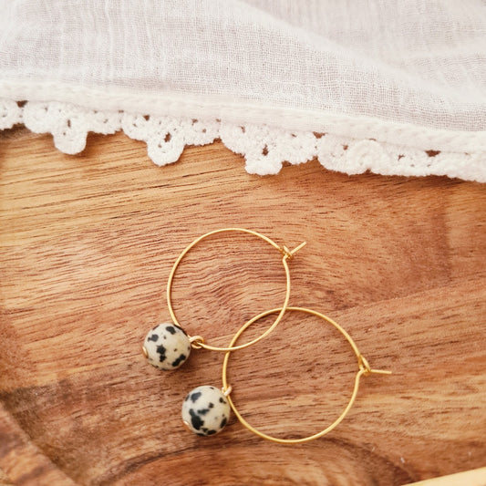 Gouden ringetjes met Dalmatian Jaspis edelsteen, stainless steel ringetjes met natuursteen hanger