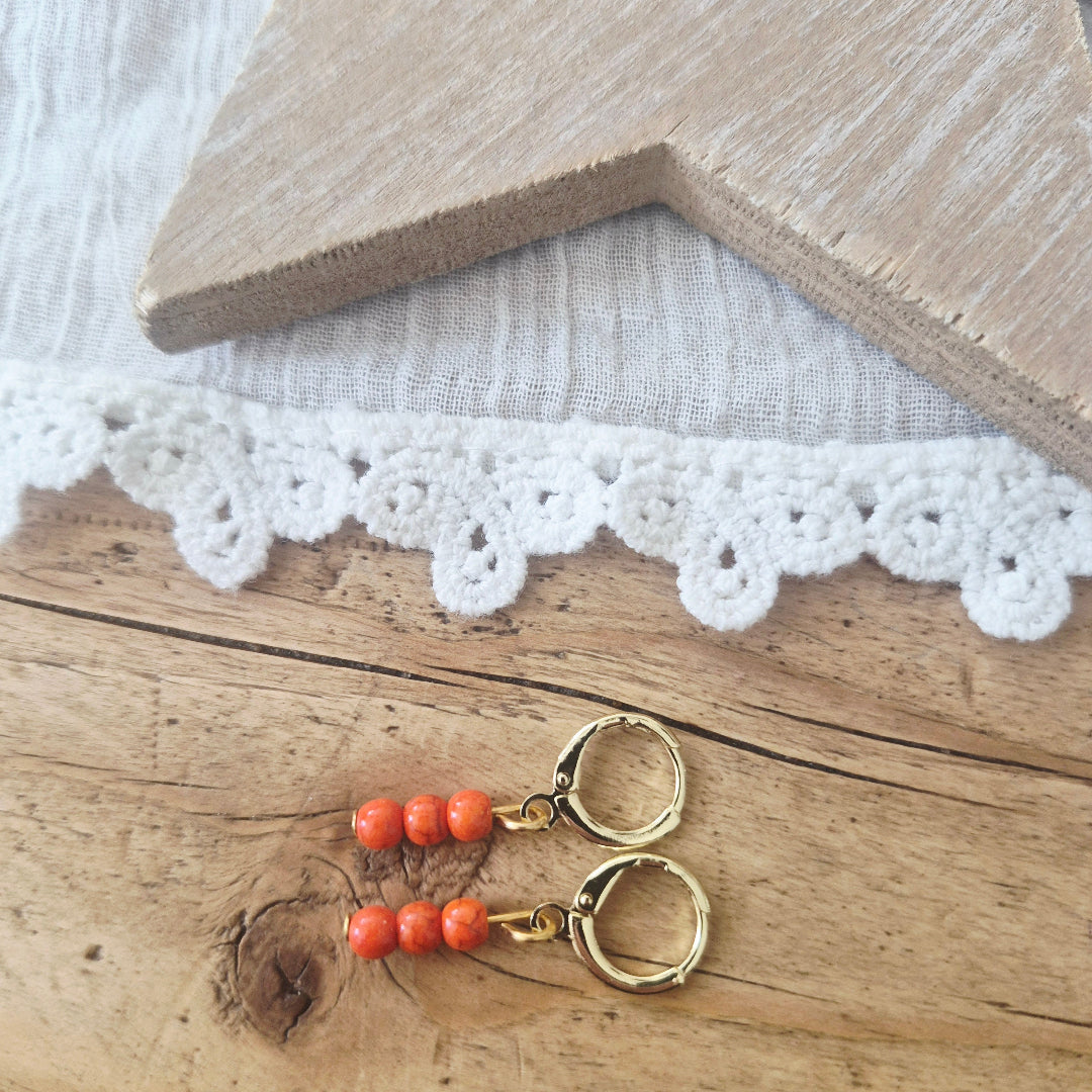 Ringetjes in goud met rocaille kraaltjes oranje