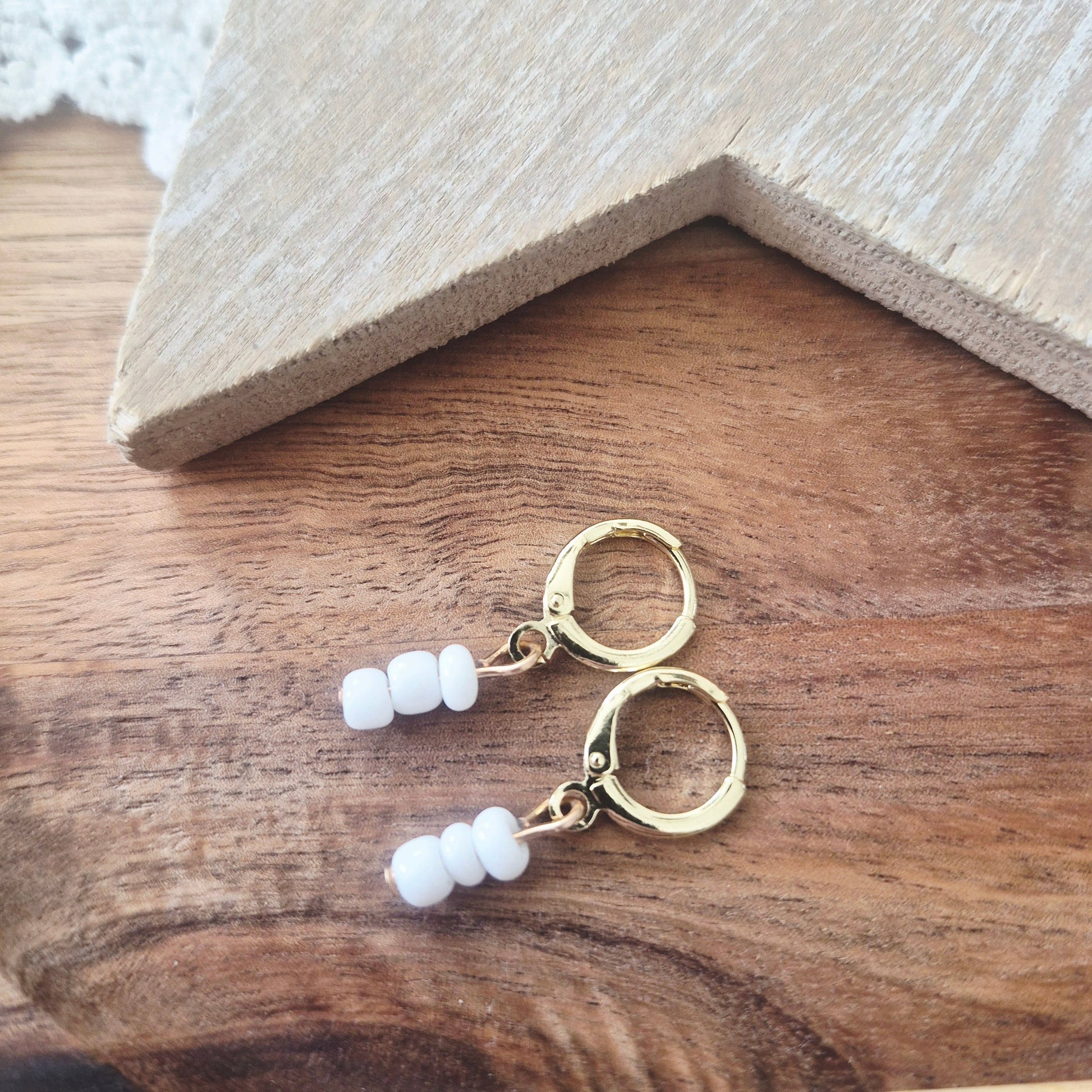 Gouden ringetjes met witte kraaltjes