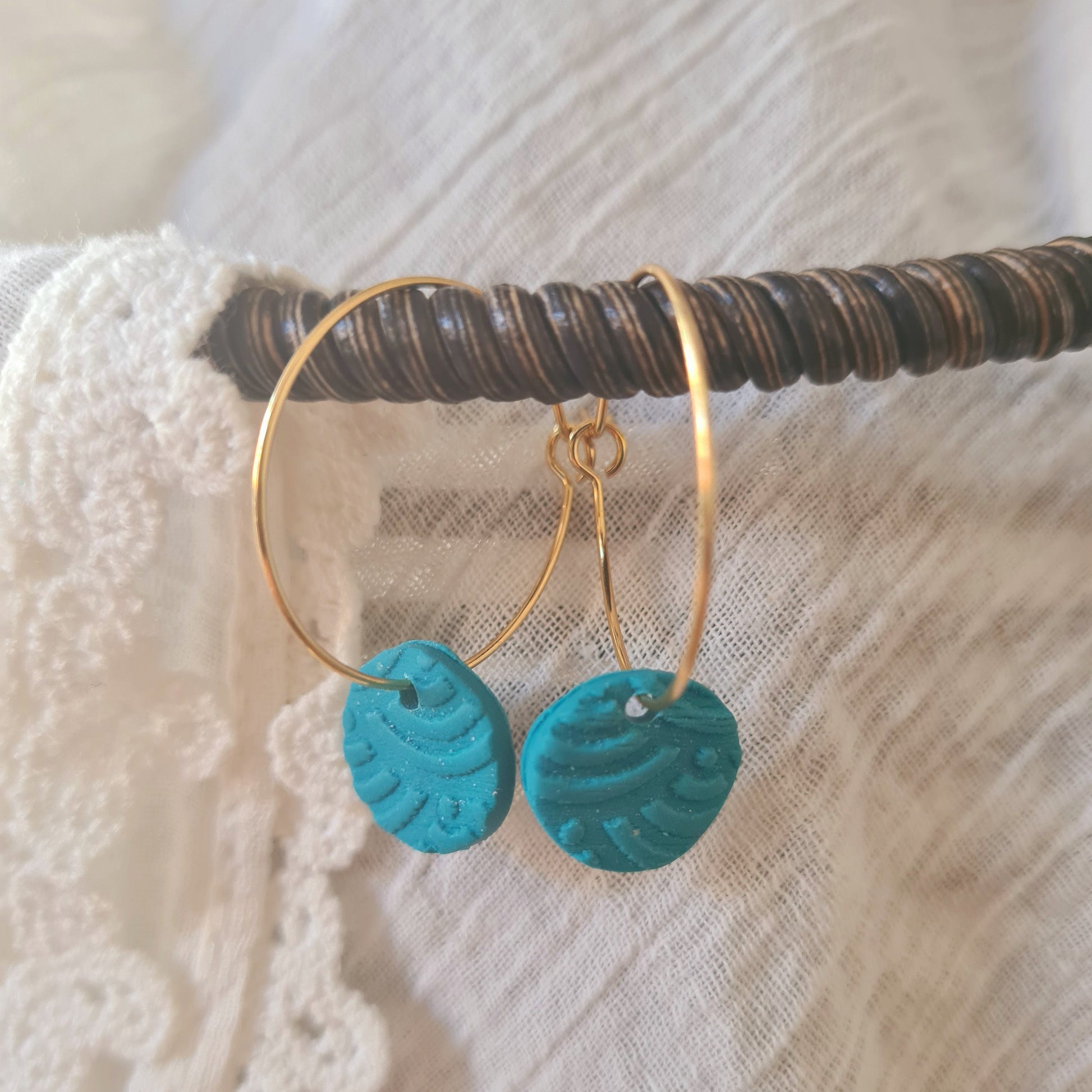 Detail gouden ringetjes met petrol polymeerklei bedel, handgemaakte oorbellen 1,3 cm bedel