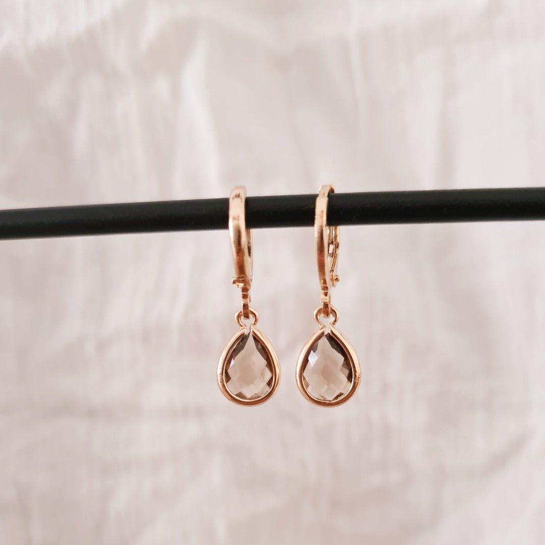 Gouden ringetjes met taupe kristalglas steentje, druppelvormige oorbellen 2,5 cm stainless steel