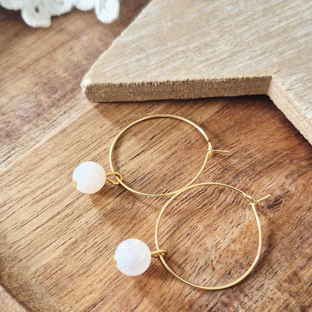 Goudkleurige ringetjes witte crackle chalcedoon steen stainless steel lichtgewicht nikkelvrij