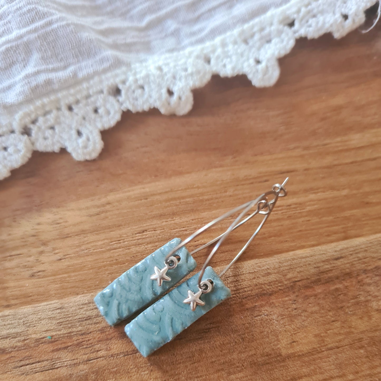 Handgemaakte polymeerklei oorbellen lichtblauw met zilver sterretje, stainless steel ringetjes nikkelvrij
