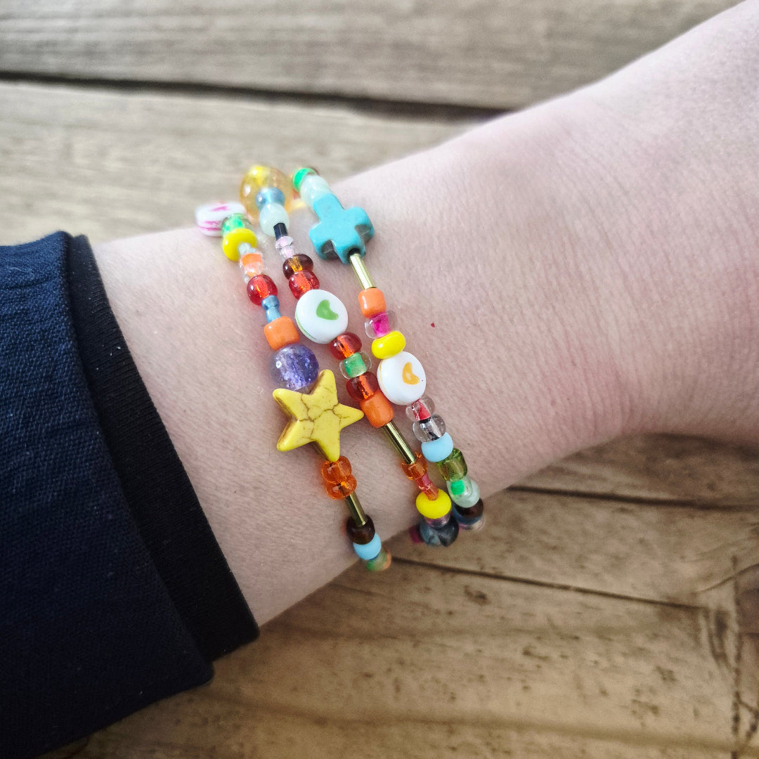 Handgemaakte Ibiza kralenarmband set met bijpassende stekertjes oorbellen, leuk als cadeau