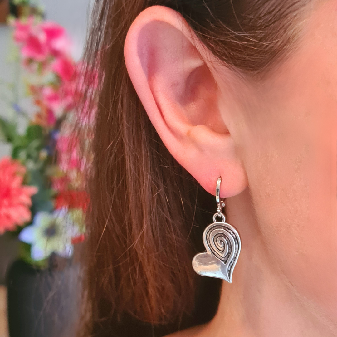 Zilveren ringetjes met speelse hartjesbedel