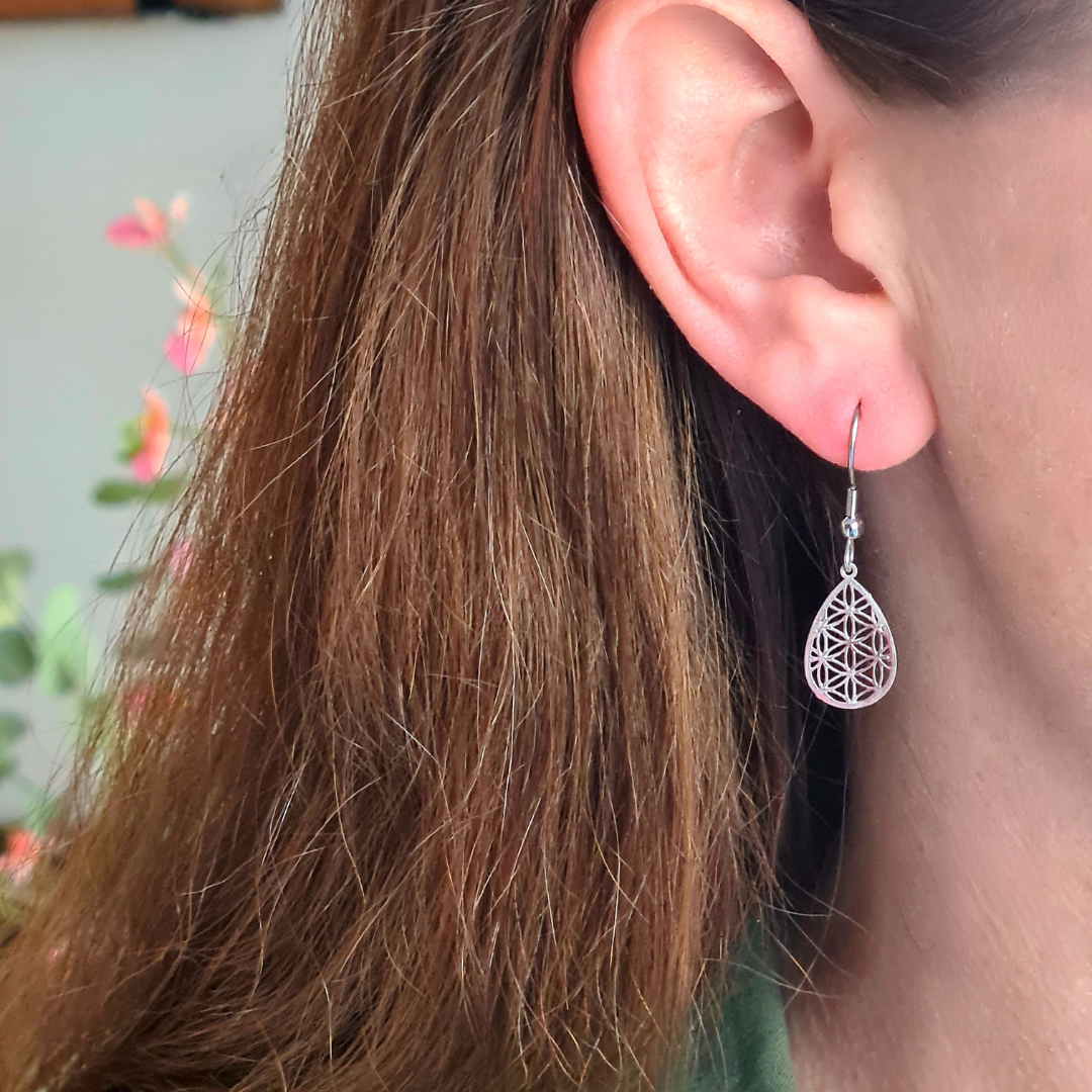 Zilveren oorbellen met opengewerkte druppel