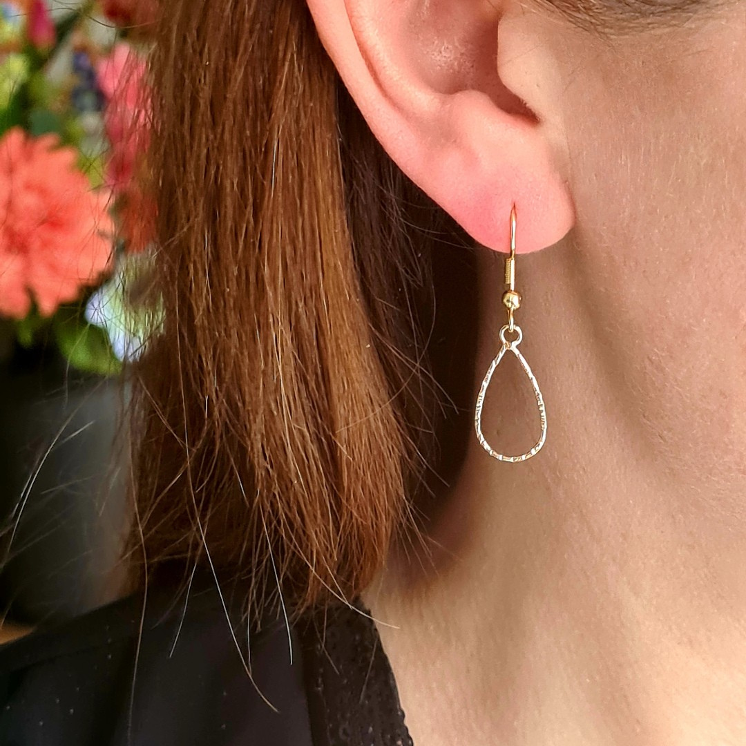 Medium druppel oorbellen met chique afwerking in goud