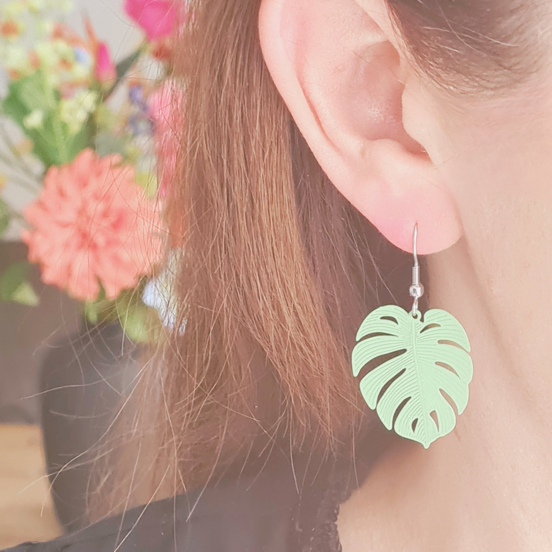 Zilveren oorbellen met groene bladbedel