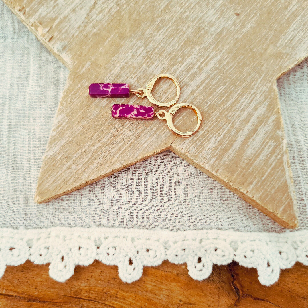 Goudkleurige oorbellen met paars regaliet steentje