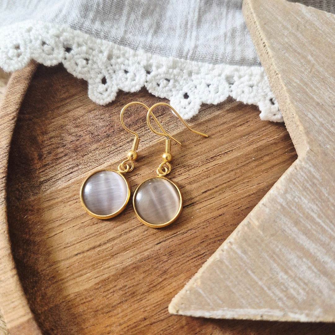 Korte hangertjes in goud met grijs zilveren steen retro look