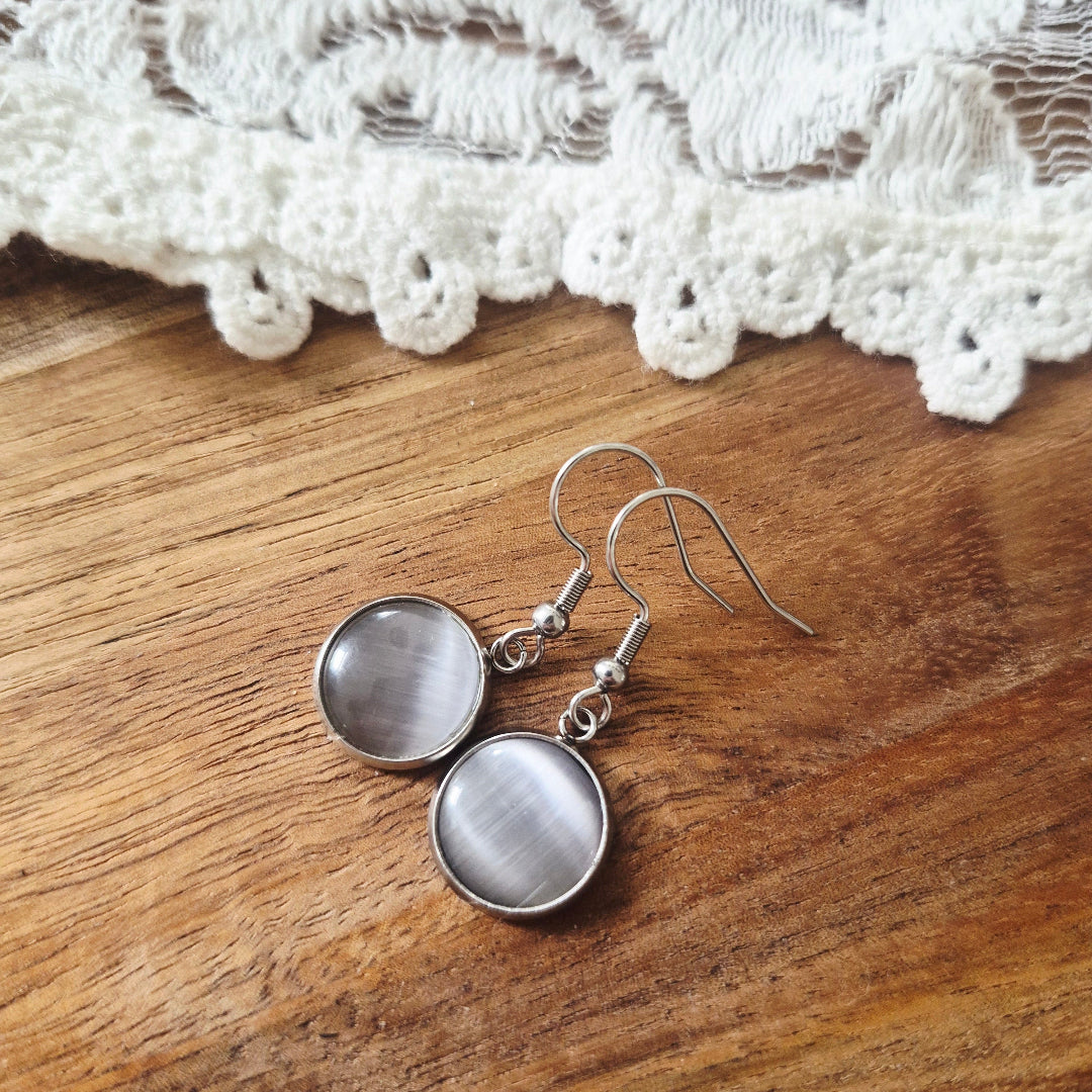 Korte hangertjes in zilver met grijs zilveren steen retro look