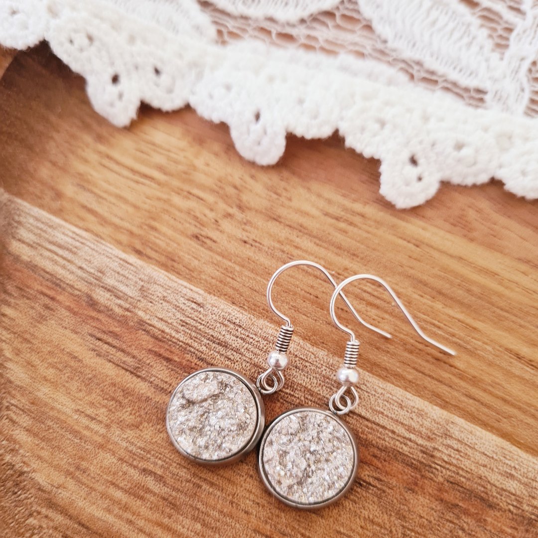 Korte hangertjes in zilver met wit glittersteentje