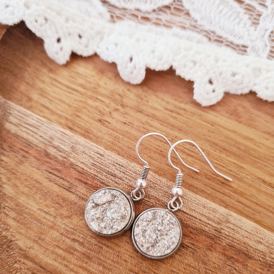 Korte hangertjes in zilver met wit glittersteentje