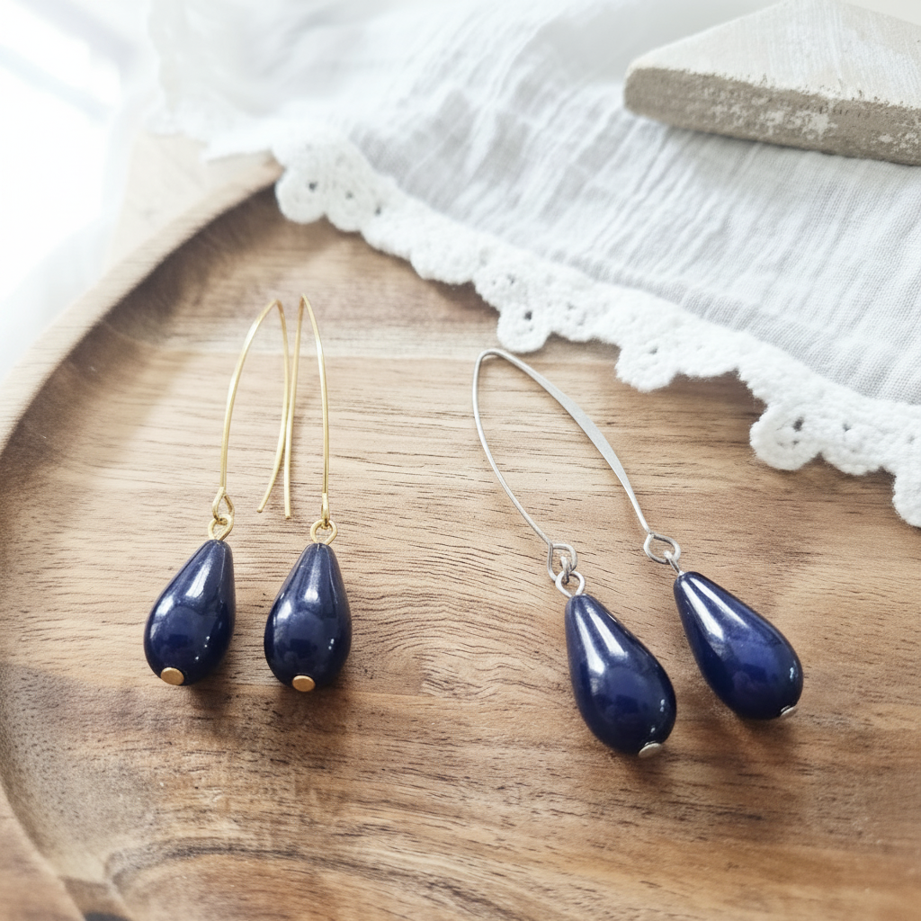 Lange hangers met donkerblauwe druppel