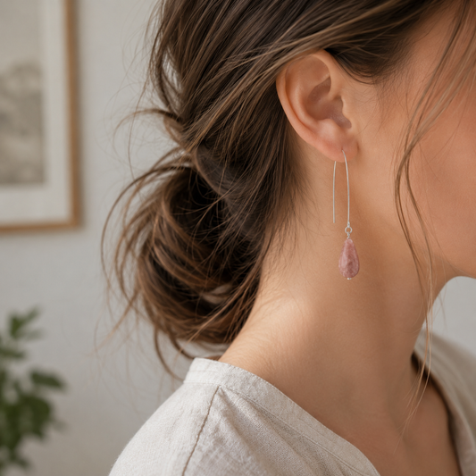 Lange oorbellen met roze druppel gedragen, romantische elegante oorbellen voor vrouwelijke uitstraling