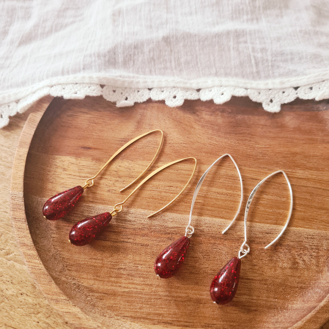 Oorbellen met diepe bordeaux druppel en slanke stainless steel haakje