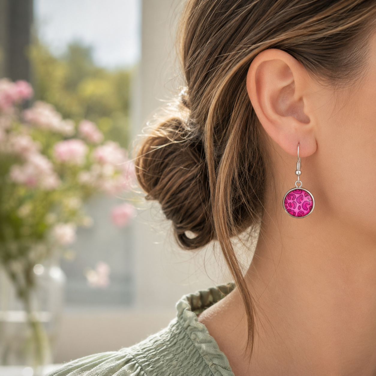 Luipaard oorbellen zilver fuchsia gedragen