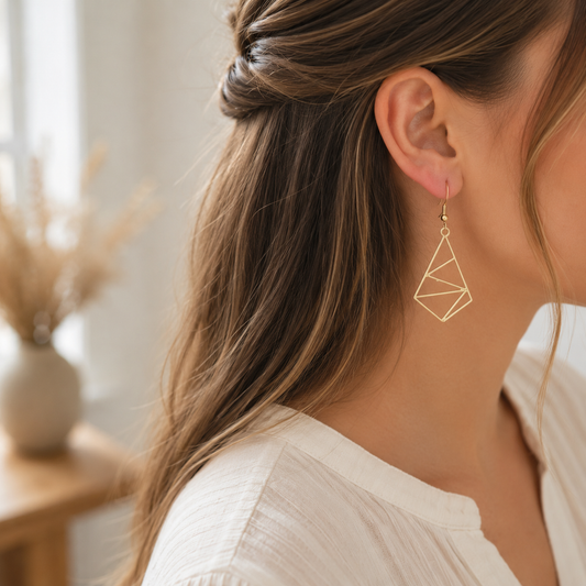 Matgouden geometrische oorbellen gedragen profiel, modern open design, nikkelvrij roestvrij staal, lichtgewicht statement oorbellen dames