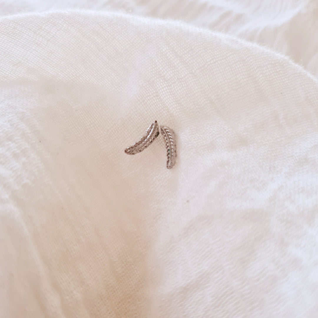 Subtiele zilverkleurige oorbellen met veertje