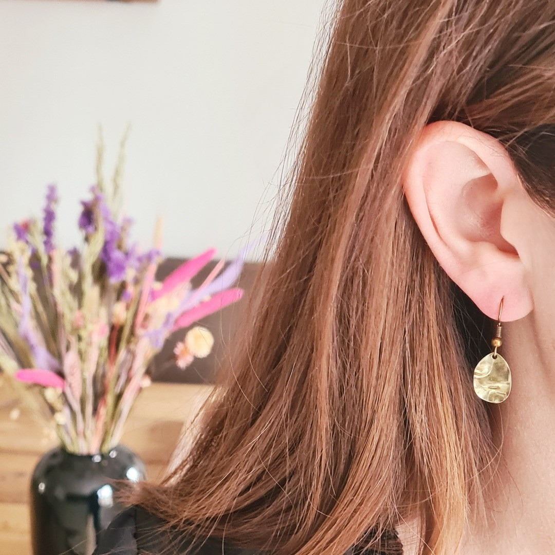 Oudgoudkleurige oorbellen met subtiele glans