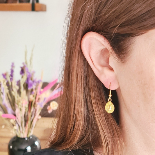 Goudkleurige druppel oorbellen met verfijnde details