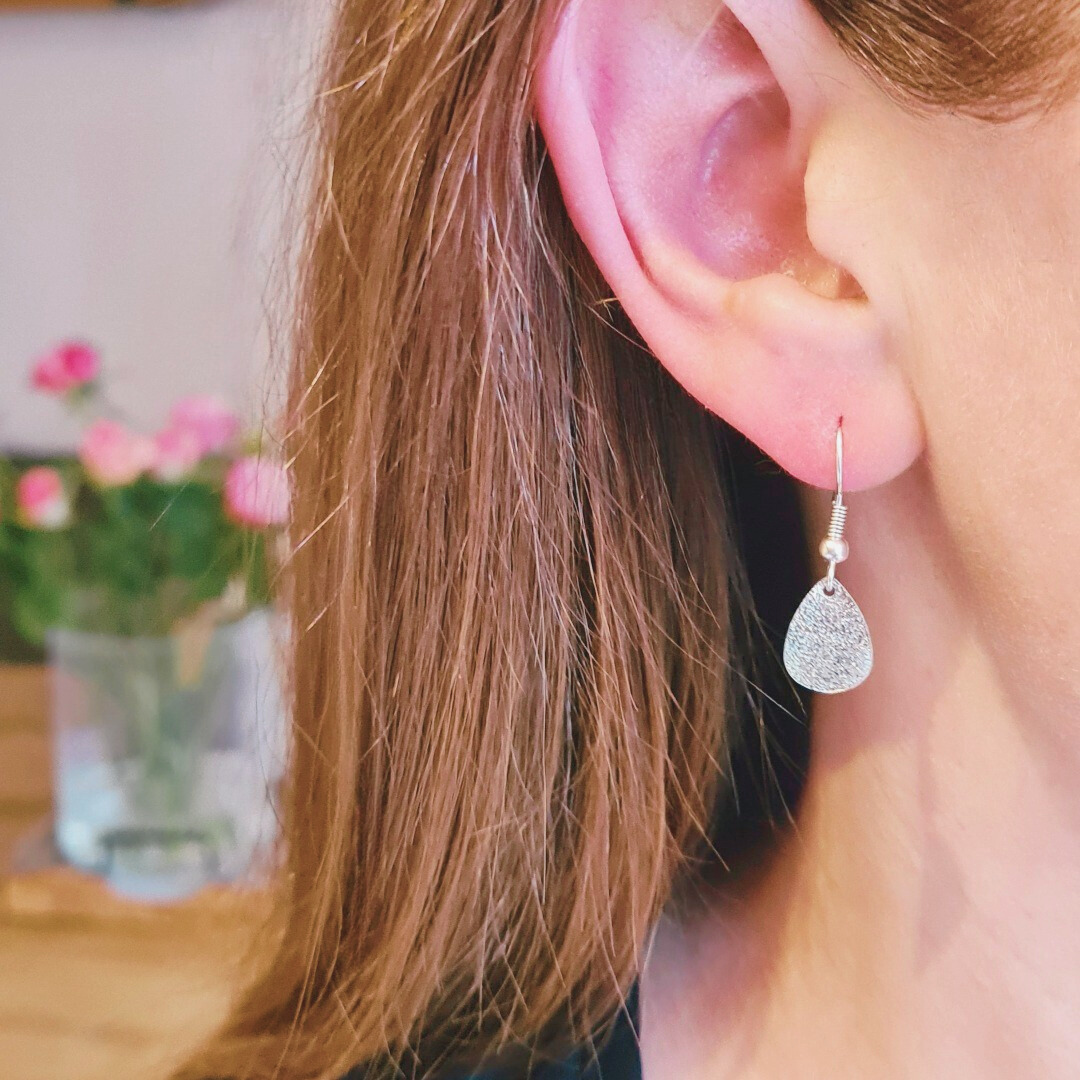 Druppel oorbellen met feestelijke afwerking in zilver