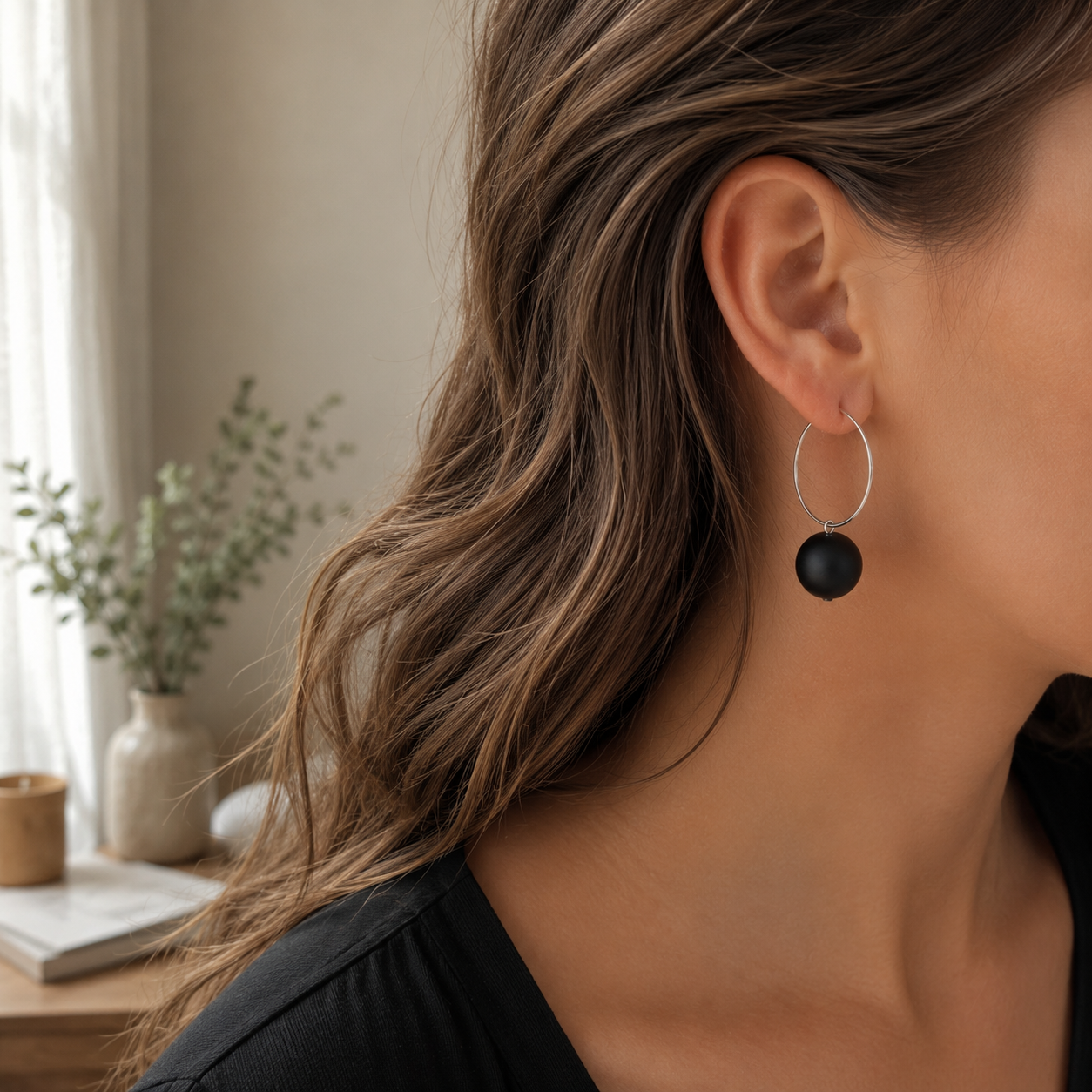 Ringen stainless steel in goud en zilver met grote matzwarte onyx steen gedragen