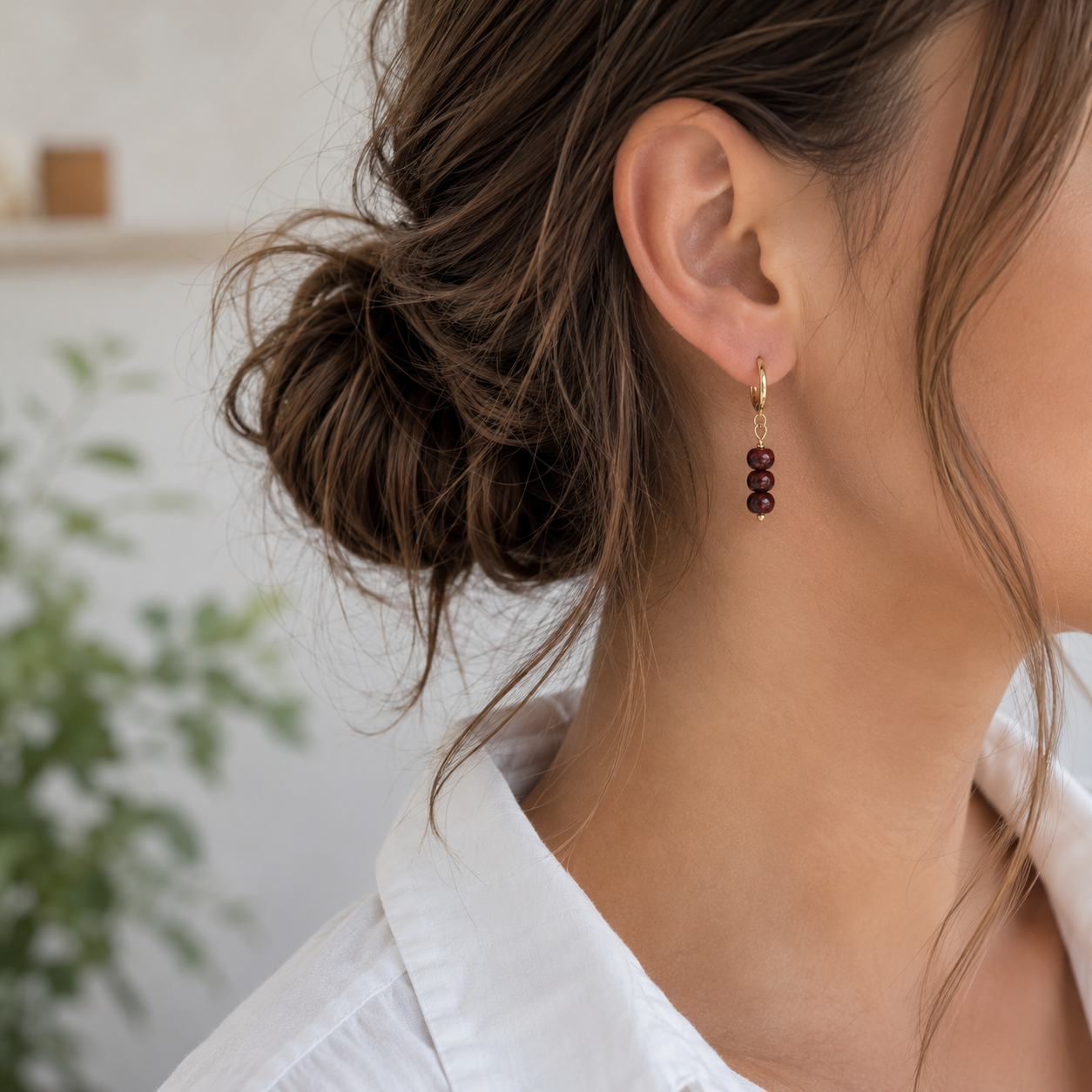 Oorbellen gedragen gouden ringetjes met burgundy bordeaux picasso kraaltjes