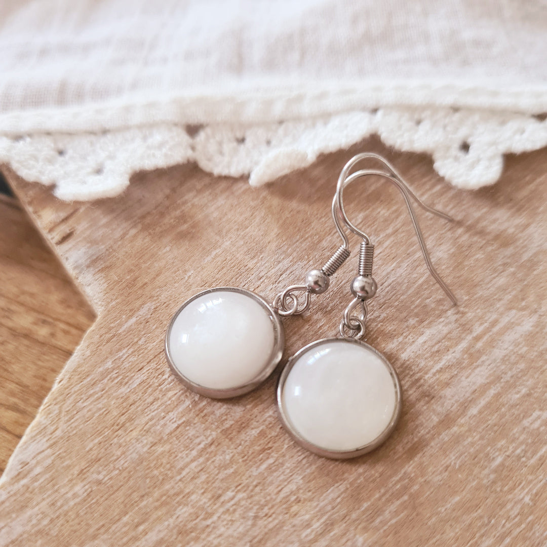 Oorbellen met witte steen in zilverkleurige uitvoering
