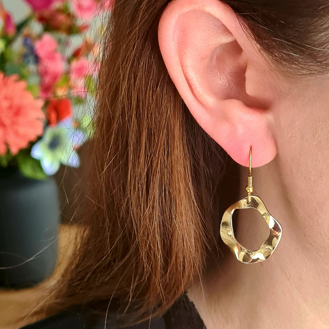Stijlvolle goudkleurige oorbellen in speelse organische vorm, nikkelvrij en licht om te dragen – sieraden van Little Suzies.