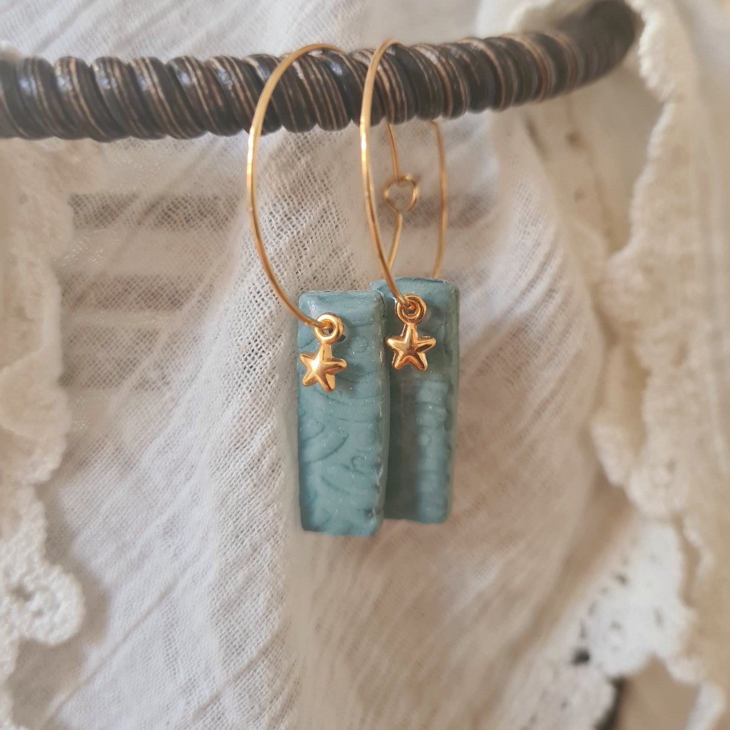 Handgemaakte polymeerklei oorbellen lichtblauw met goud sterretje, ringetjes 4,7 cm nikkelvrij