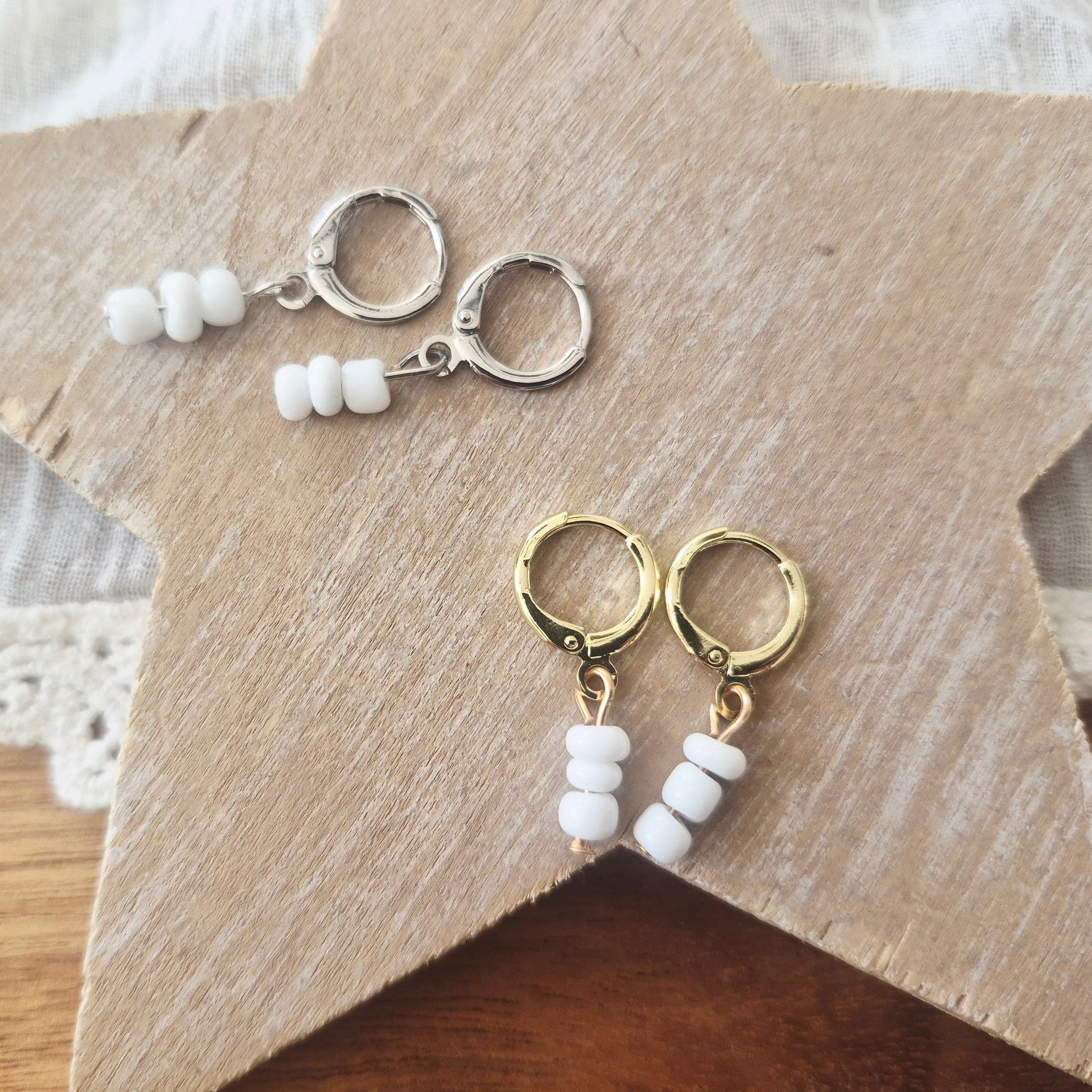 Ringetjes in goud en zilver met witte kraaltjes
