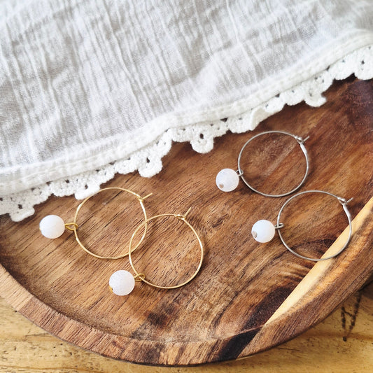 Ringetjes witte crackle chalcedoon steen goud en zilver stainless steel nikkelvrij dames