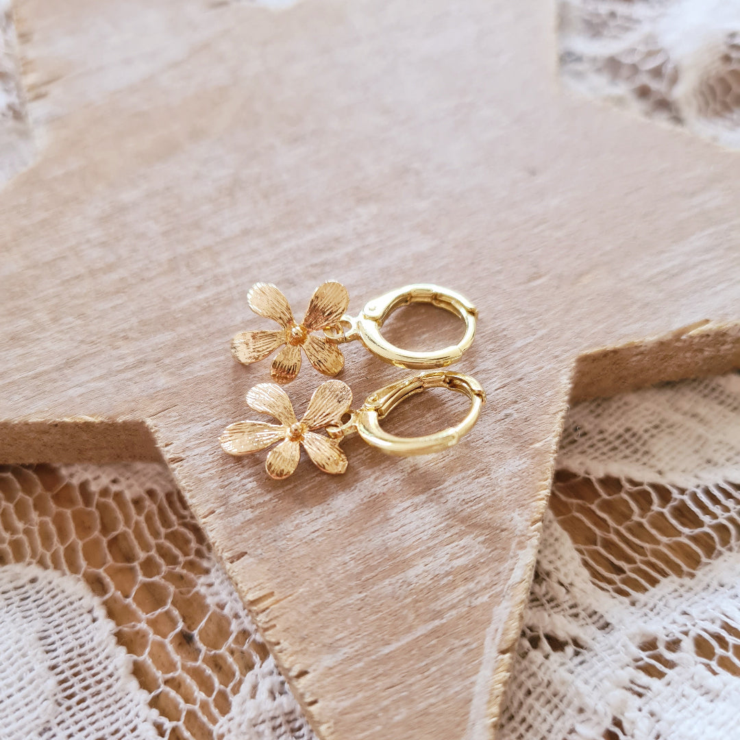 Kleine gouden oorbellen met bloemvormige hanger