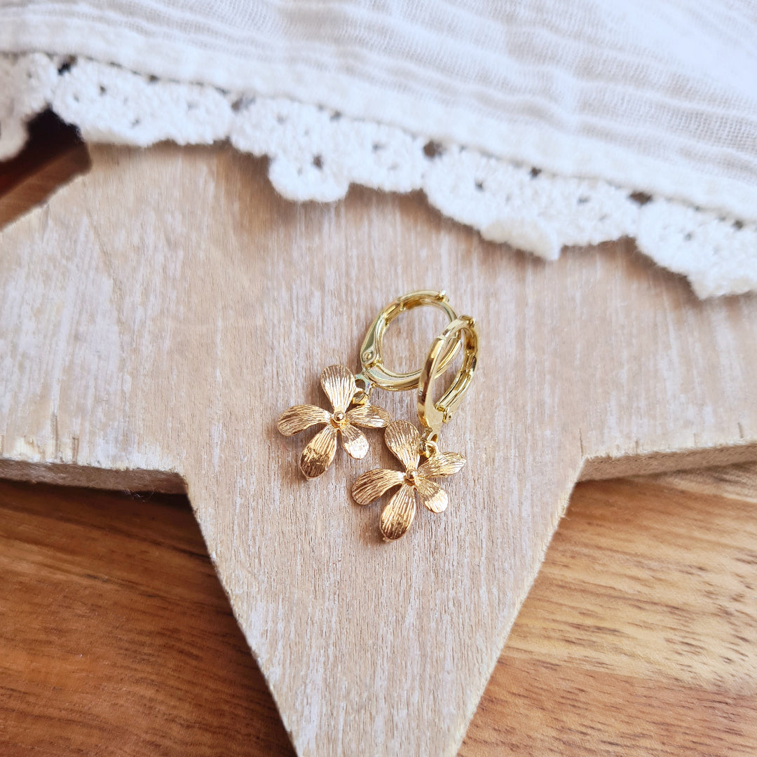 Gouden ring oorbellen met bloemdetail