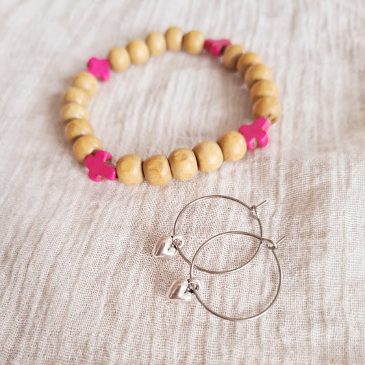 Set van houten armband met gekleurde kruisjes verkrijgbaar in 8 kleuren en hartjes oorbellen