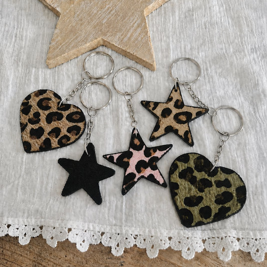 Handgemaakte leopardprint sleutelhanger en tassenhanger in vijf luipaardprint varianten, ster en hart, zwart roze groen en beige
