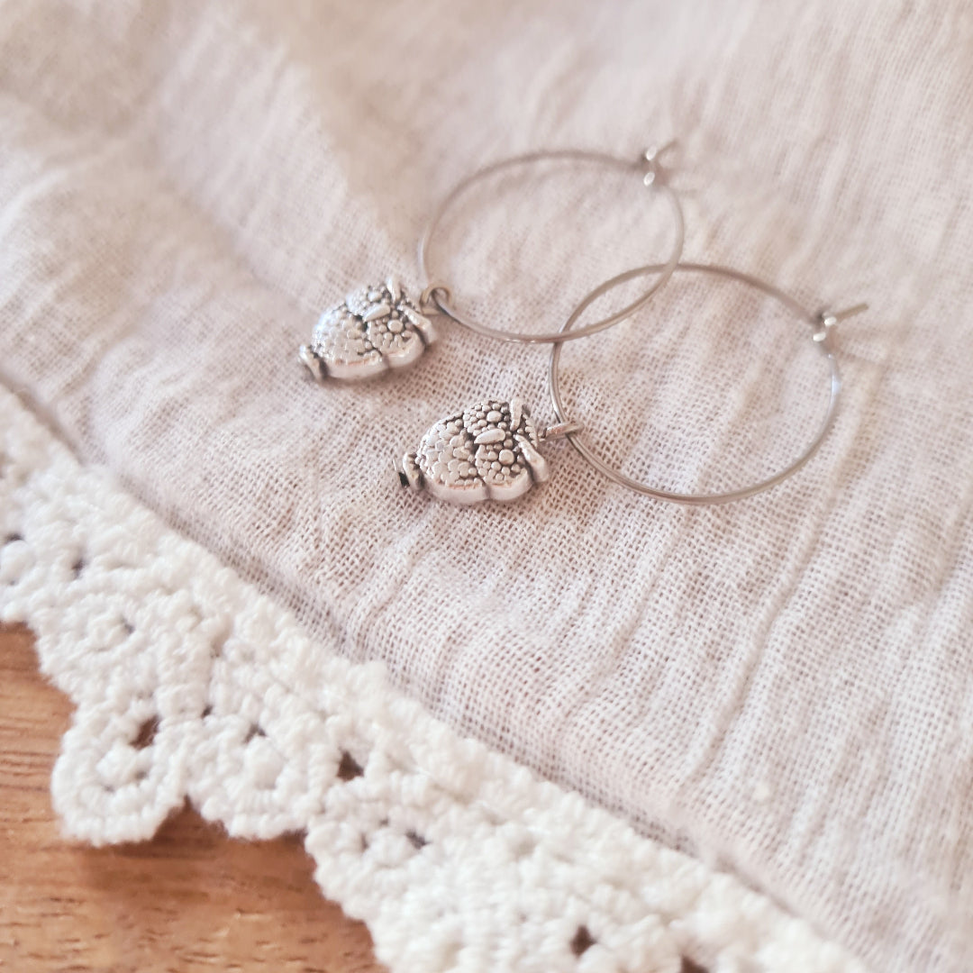 stainless steel oorringen met zilverkleurige uiltjesbedel die symbool staat voor wijsheid