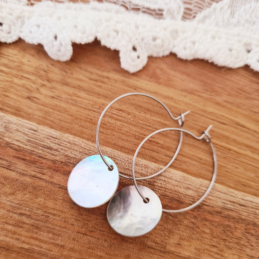 Zilverkleurige stainless steel oorbellen met witte parelmoer hanger